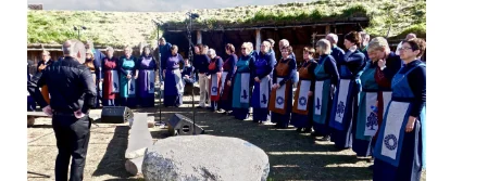 Giske Blandakor framfører Leikaren ved eit historisk amfi